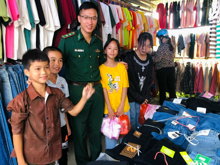 Niềm vui của các cháu khi có quần áo, giày dép mới.