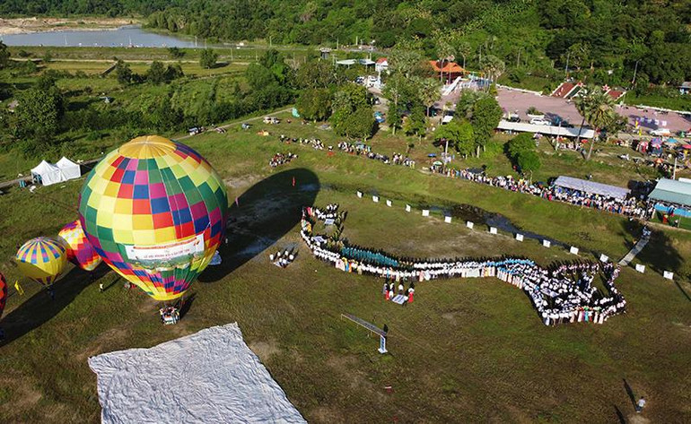 Cận cảnh bản đồ chữ S Việt Nam do 600 người xếp hình tại lễ hội.