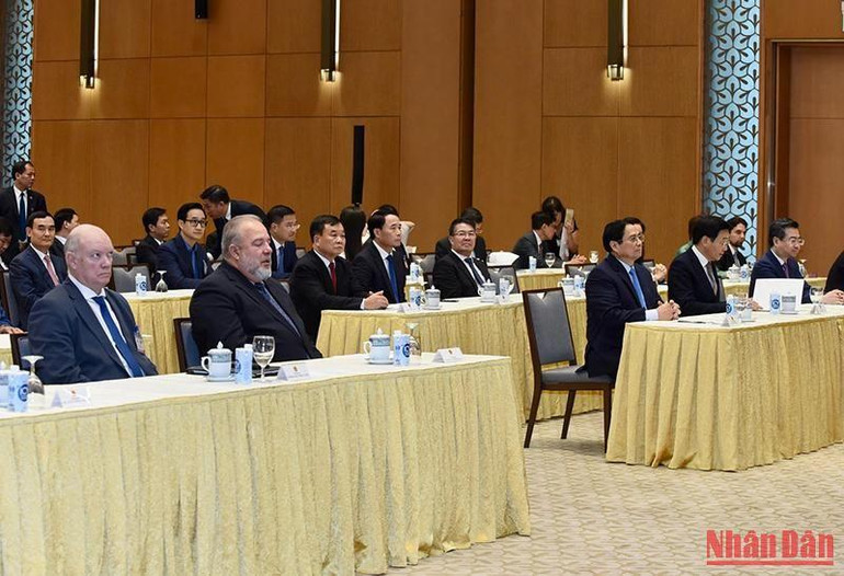 Thủ tướng Phạm Minh Chính cùng Thủ tướng nước Cộng hòa Cuba Manuel Marrero Cruz và các đại biểu tham dự buổi lễ.