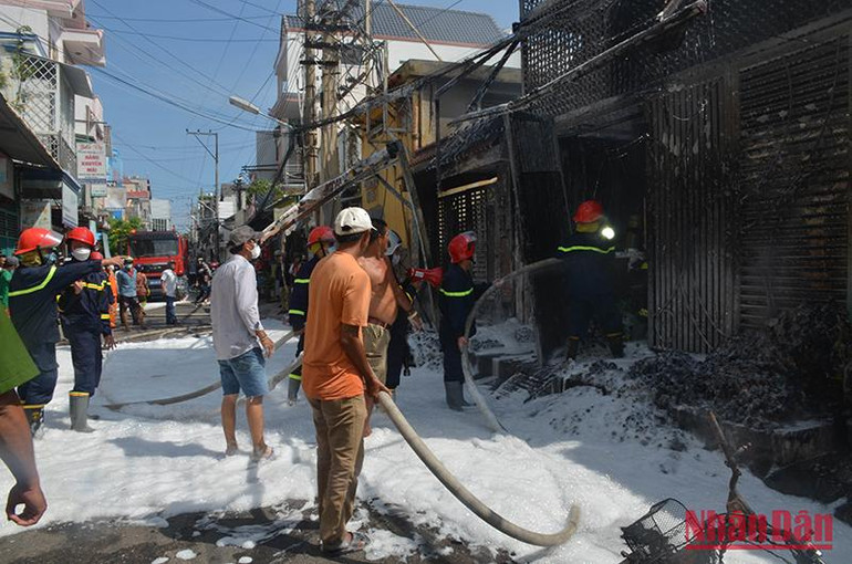 Sau khoảng 10 phút, đám cháy đã được dập tắt hoàn toàn.