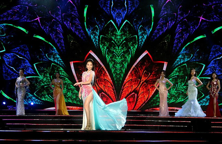 Các thí sinh phần trình diễn trang phục dạ hội. Các thí sinh phần trình diễn trang phục dạ hội.