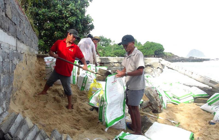 Người dân thôn Giai Sơn (xã An Mỹ, huyện Tuy An) dùng bao cát khắc phục những điểm sạt lở.