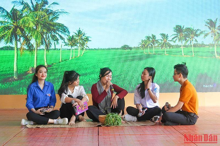 Một tiết mục của Đoàn Trường đại học Sư phạm Kỹ thuật Vĩnh Long. (Ảnh: BÁ DŨNG)