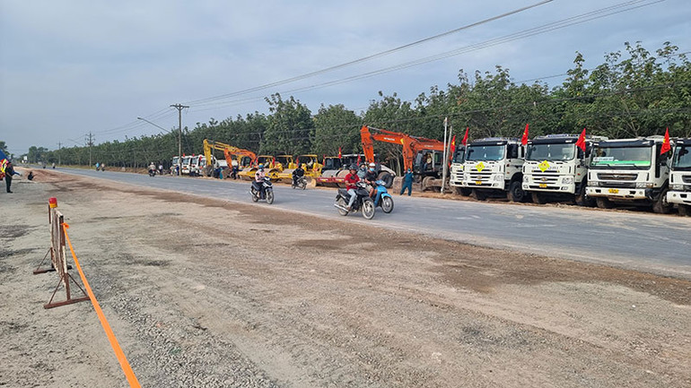 Đường ĐT.746 đoạn từ ngã ba Tân Thành đến ngã ba Hội Nghĩa sau khi nâng cấp, mở rộng có nền đường rộng 38m bố trí cho 6 làn xe.