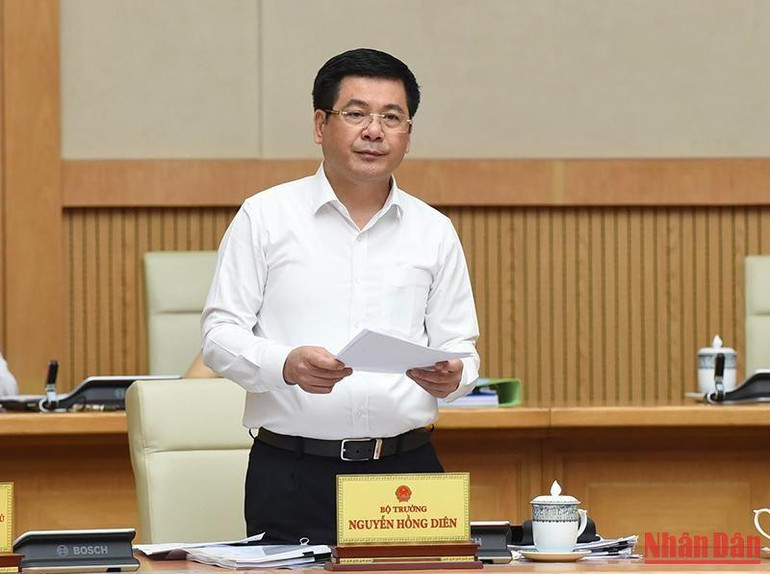 Bộ trưởng Công thương Nguyễn Hồng Diên trình bày Tờ trình tóm tắt về Dự án Luật Bảo vệ quyền lợi người tiêu dùng (sửa đổi).