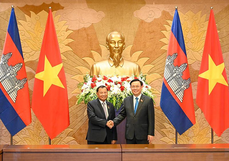 Chủ tịch Quốc hội Vương Đình Huệ và Chủ tịch Thượng viện Vương quốc Campuchia Samdech Say Chhum tại buổi hội đàm.