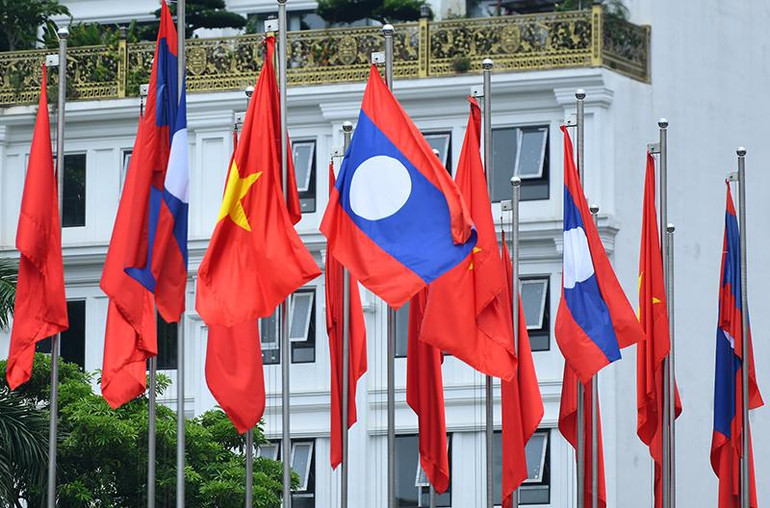 Tình hữu nghị Việt Nam-Lào đời đời bền vững. (Ảnh: ĐĂNG KHOA)