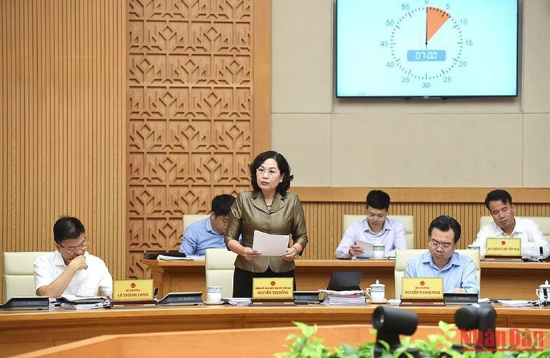 Thống đốc Ngân hàng Nhà nước Việt Nam Nguyễn Thị Hồng đọc Tờ trình tóm tắt về Dự án Luật Phòng, chống rửa tiền (sửa đổi).