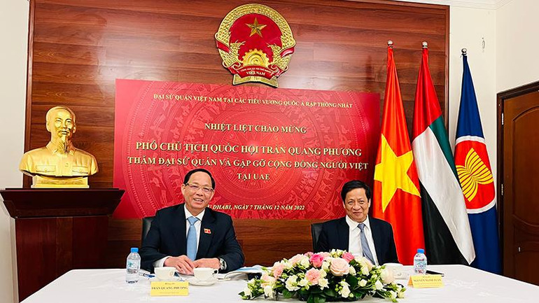 Thượng tướng, Phó Chủ tịch Quốc hội Trần Quang Phương và Đại sứ Nguyễn Mạnh Tuấn tại buổi làm việc với Đại sứ quán và cộng đồng người Việt Nam tại UAE. Thượng tướng, Phó Chủ tịch Quốc hội Trần Quang Phương và Đại sứ Nguyễn Mạnh Tuấn tại buổi làm việc với Đại sứ quán và cộng đồng người Việt Nam tại UAE.