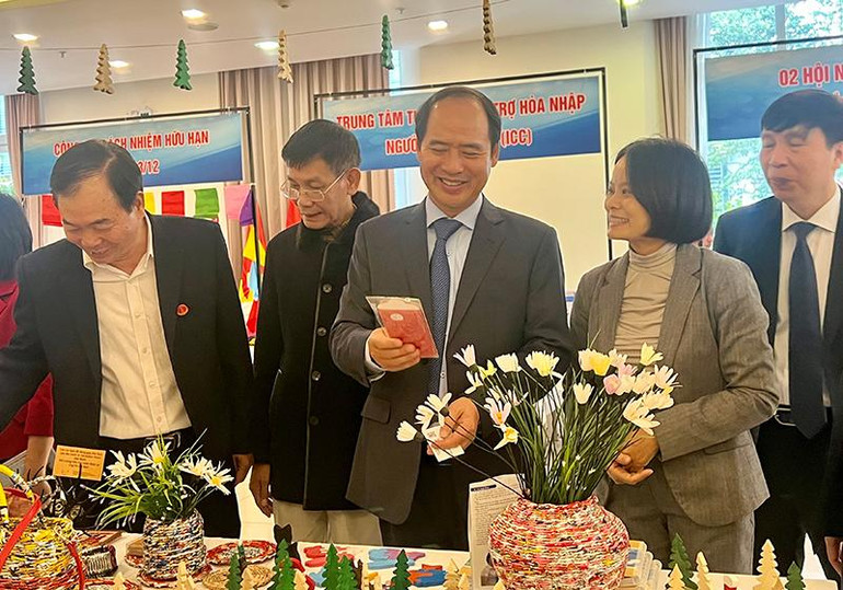 Thứ trưởng Lao động-Thương binh và Xã hội Nguyễn Văn Hồi (mặc áo vest ghi) cùng đại diện các bộ, ngành tham quan các gian hàng trưng bày tại diễn đàn của người khuyết tật.