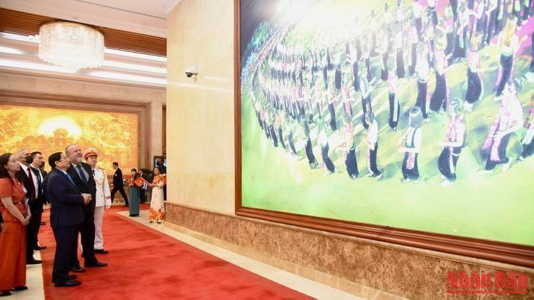 Thủ tướng Phạm Minh Chính giới thiệu với Thủ tướng nước Cộng hòa Cuba Manuel Marrero Cruz về hình ảnh đất nước, con người Việt Nam. (Ảnh: Trần Hải)