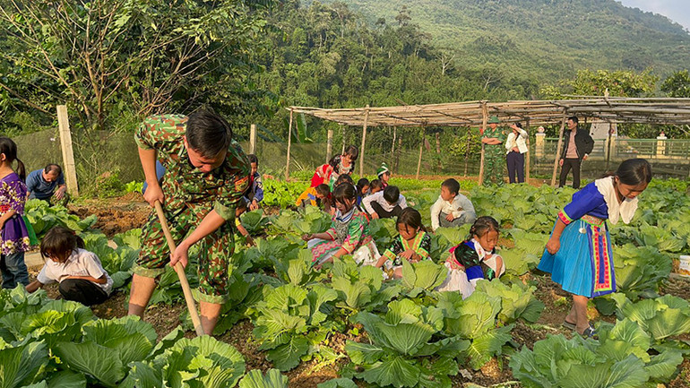 Các cháu Trường tiểu học Tam Hợp, huyện miền núi Tương Dương trải nghiệm tăng gia cùng các chiến sĩ Đồn Biên phòng Tam Hợp.