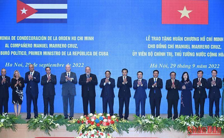 Thủ tướng Phạm Minh Chính, Thủ tướng nước Cộng hòa Cuba Manuel Marrero Cruz và các đại biểu hai nước tại Lễ trao tặng Huân chương Hồ Chí Minh.