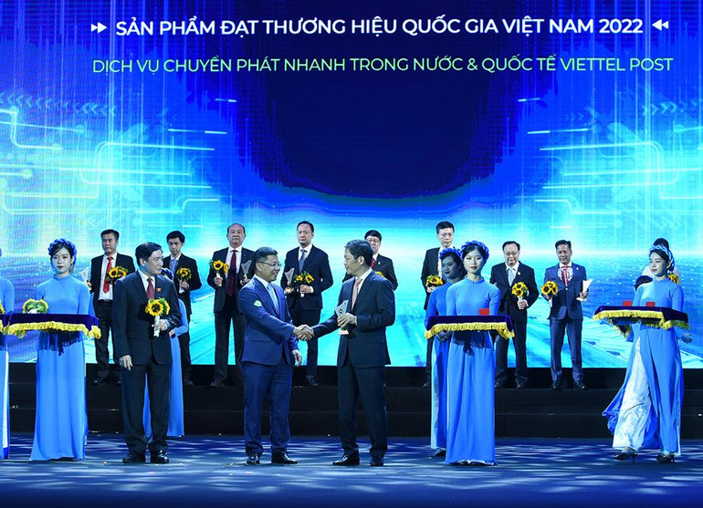 Đồng chí Trần Tuấn Anh, Ủy viên Bộ Chính trị, Trưởng Ban Kinh tế Trung ương và đồng chí Bùi Văn Cường, Ủy viên Trung ương Đảng, Chủ nhiệm Văn phòng Quốc hội, Tổng Thư ký Quốc hội trao hoa, biểu trưng cho các Doanh nghiệp có sản phẩm đạt Thương hiệu quốc gia Việt Nam.
