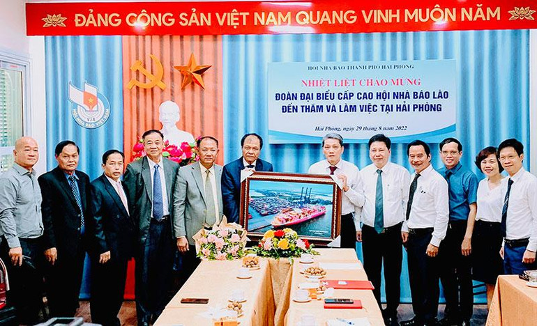 Hội Nhà báo Lào và Hội Nhà báo thành phố Hải Phòng chụp ảnh lưu niệm.