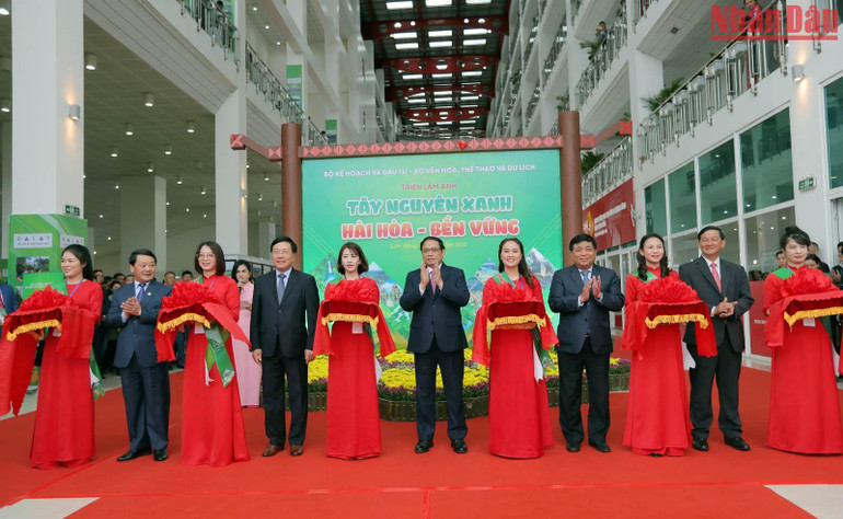 Thủ tướng Chính phủ Phạm Minh Chính và đại biểu thực hiện nghi thức khai mạc Triển lãm ảnh “Tây Nguyên xanh - hài hòa - bền vững” và Hội chợ nông sản của vùng.