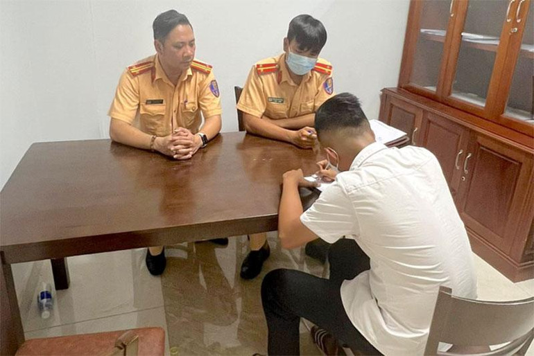 Tài xế này bị phạt 3,4 triệu đồng và tước bằng lái xe 2 tháng. (Ảnh: Công an cung cấp)