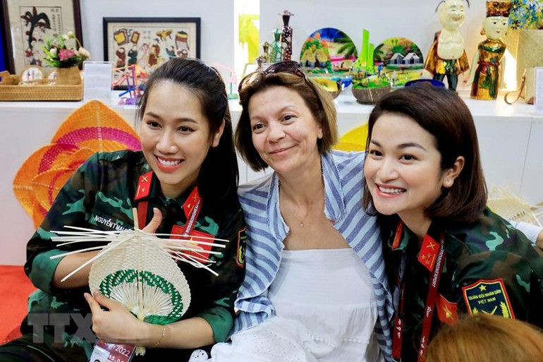 Những chiến sĩ của Đội quân Văn hóa làm cầu nối bạn bè quốc tế với Việt Nam. (Ảnh: Trần Hiếu/TTXVN)