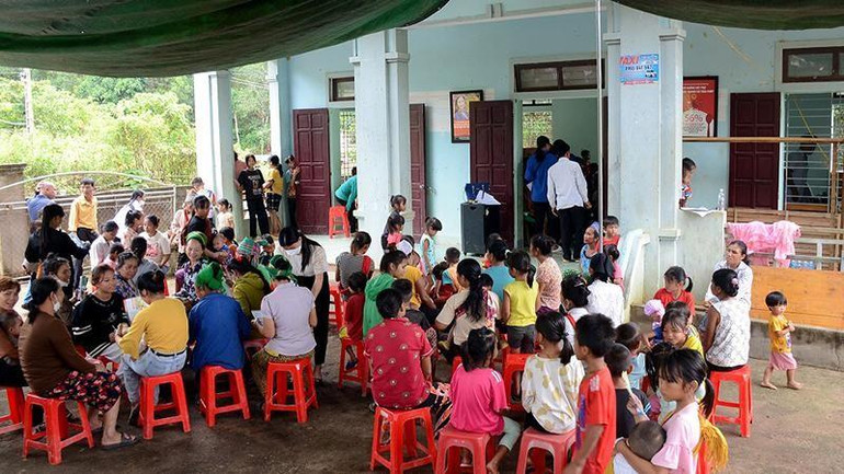 Tham gia đoàn có các bác sĩ, dược sĩ từ Sở Y tế Nghệ An, Bệnh viện Hữu nghị Đa khoa Nghệ An, Trung tâm Kiểm soát bệnh tật tỉnh Nghệ An, Bệnh viện Đa khoa Khu vực Tây Nam và Trung tâm Y tế Con Cuông. Qua thăm khám sức khỏe miễn phí cho hàng trăm người dân tại các địa bàn vùng sâu, vùng xa, vùng biên giới đặc biệt khó khăn này, các bác sĩ đã phát hiện nhiều bệnh lý cấp tính, tư vấn điều trị kịp thời.