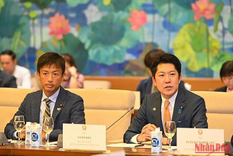 Thượng Nghị sĩ Sato Kei - Quyền Trưởng Ban Thanh niên Đảng LDP phát biểu tại buổi gặp mặt.