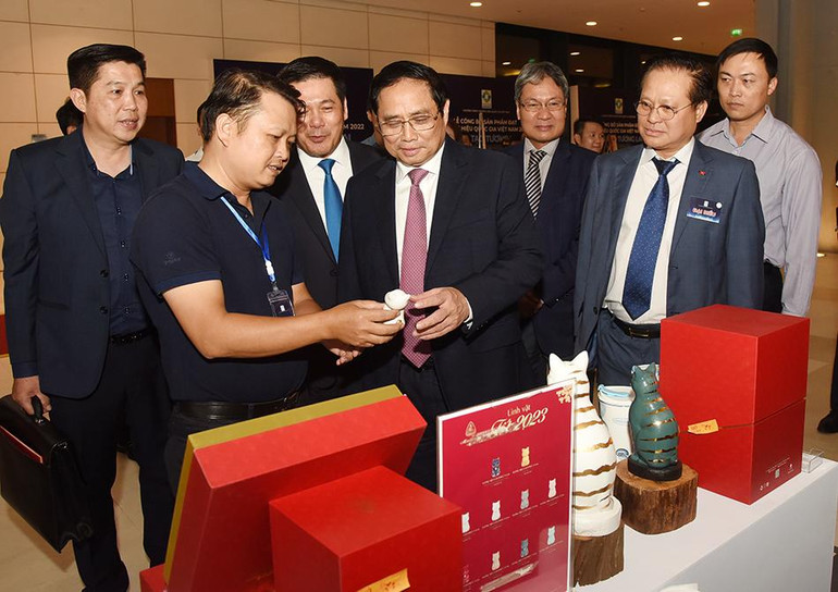 Thủ tướng Phạm Minh Chính tham quan trưng bày sản phẩm đạt Thương hiệu quốc gia Việt Nam năm 2022.
