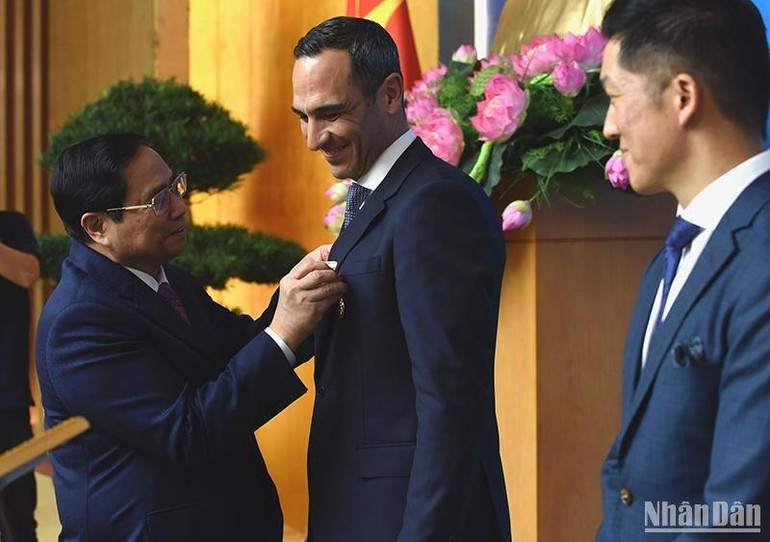 Thủ tướng Phạm Minh Chính trao Huy chương Hữu nghị cho đại diện tập đoàn nước ngoài.