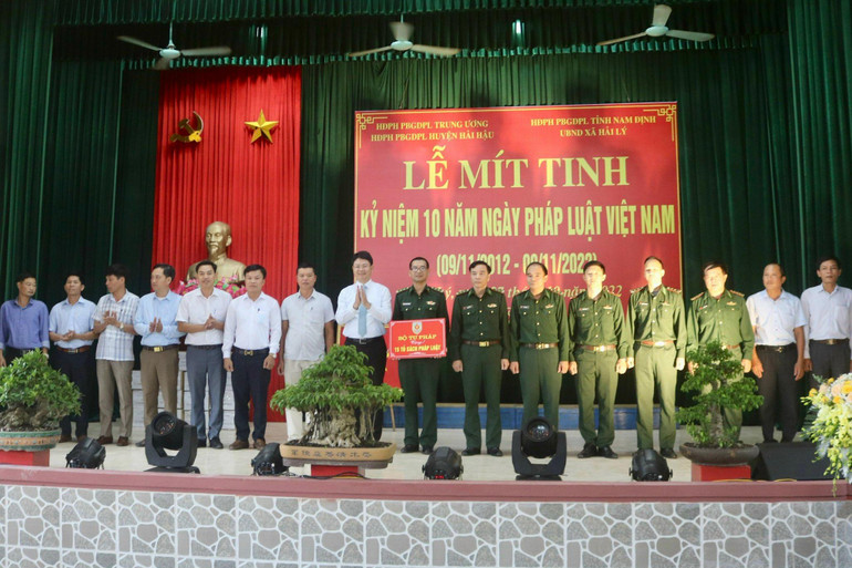 Thứ trưởng Tư pháp Nguyễn Thanh Tịnh trao tặng 15 tủ sách pháp luật cho các đồn biên phòng và một số địa phương trên địa bàn tỉnh.