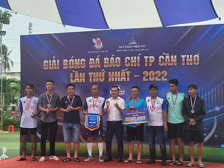 Đội Liên quân các cơ quan - văn phòng đại diện báo chí tại Cần Thơ đạt hạng nhì.