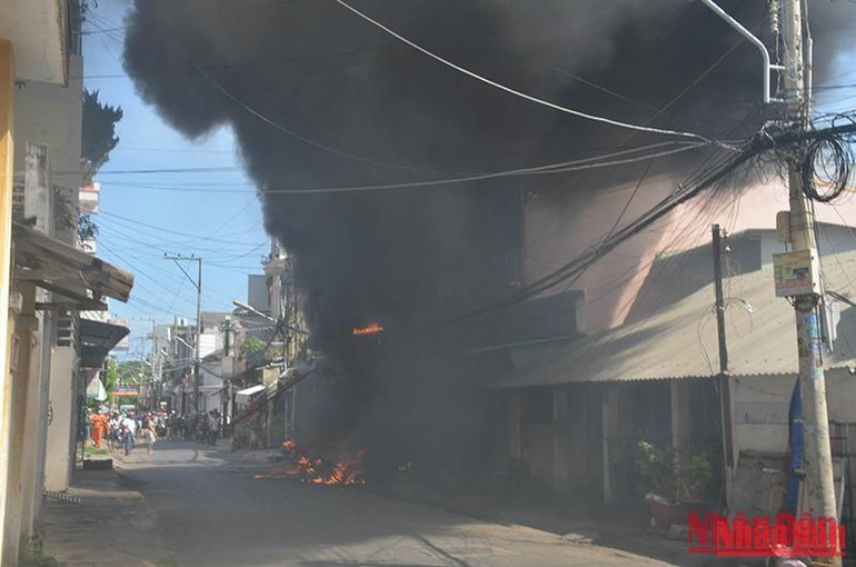 Do lửa cháy từ các hộp xốp là vật liệu dễ cháy nên lửa bắt nhanh, đồng thời tạo nên khói đen bốc cao trong khu vực dân cư.