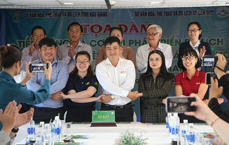 Các doanh nghiệp lĩnh vực du lịch tỉnh Hậu Giang và thành phố Cần Thơ ký kết biên bản ghi nhớ hợp tác. Các doanh nghiệp lĩnh vực du lịch tỉnh Hậu Giang và thành phố Cần Thơ ký kết biên bản ghi nhớ hợp tác.