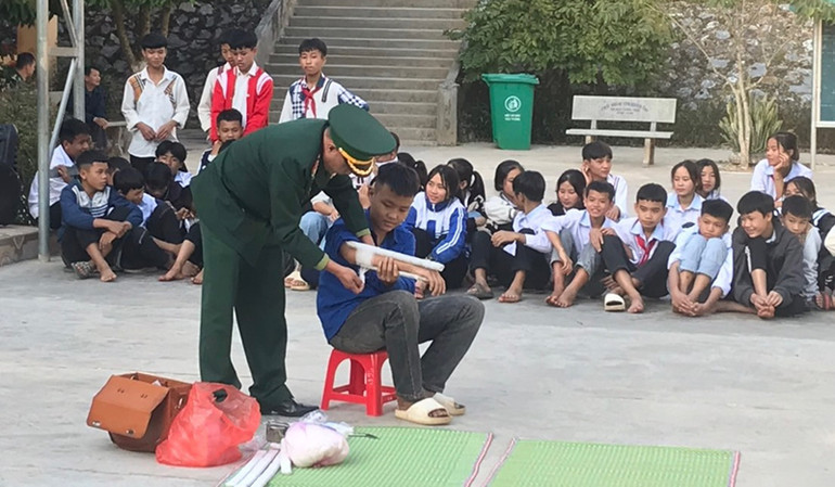 Hướng dẫn sơ cứu cho các cháu học sinh.