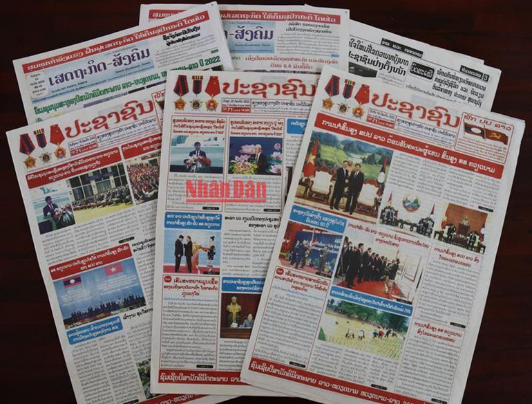 Báo chí Lào mấy ngày qua đưa nhiều tin, bài, ảnh về quan hệ hai nước Việt Nam-Lào. (Ảnh: XUÂN SƠN)