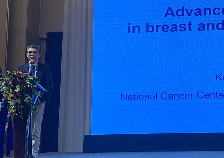 TS, BS Yomemori Kan, Bệnh viện Trung tâm Ung thư Quốc gia, Nhật Bản trình bày báo cáo.