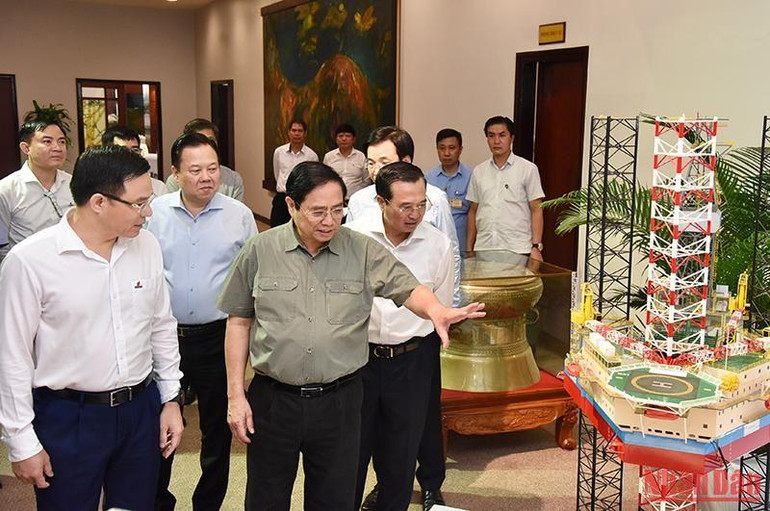 Thủ tướng Phạm Minh Chính và các đại biểu tham quan mô hình giàn khoan của Việt Nam. (Ảnh: TRẦN HẢI)