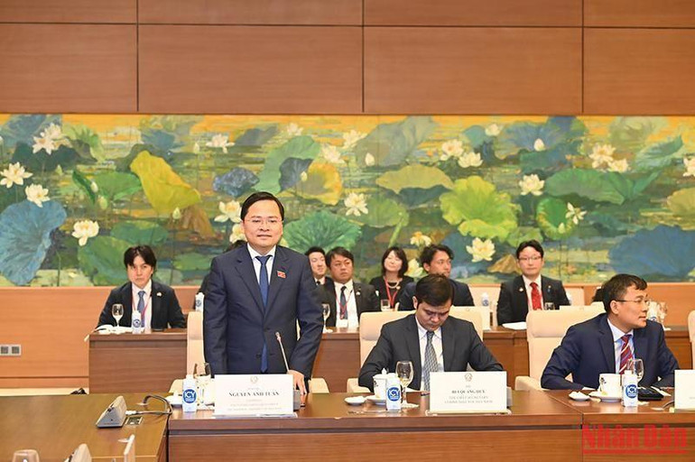 Bí thư tỉnh ủy Bắc Ninh, Chủ tịch Nhóm đại biểu Quốc hội trẻ Nguyễn Anh Tuấn phát biểu tại buổi gặp mặt.