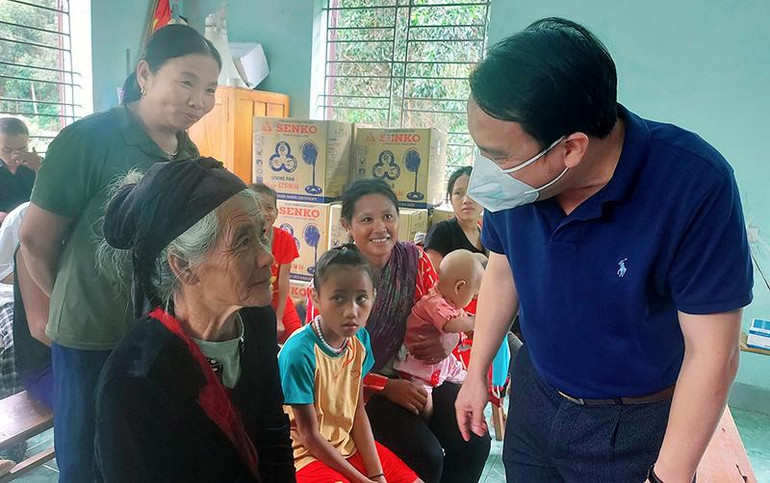 Tham dự chương trình khám chữa bệnh này, Giám đốc Sở Y tế Nghệ An Dương Đình Chỉnh cho biết: Thời gian tới, ngành y tế sẽ tiếp tục tăng cường các hoạt động vì cộng đồng, truyền thông để người dân vùng sâu, vùng xa biết cách chăm sóc sức khỏe cho bản thân; cũng như tác hại của việc tảo hôn, hôn nhân cận huyết…