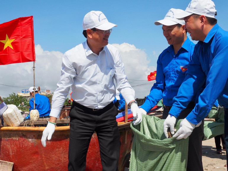 Thứ trưởng Nguyễn Thanh Tịnh tham gia chương trình làm sạch môi trường biển.