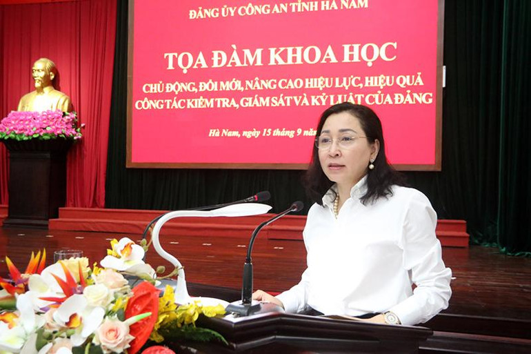 Đồng chí Đinh Thị Lụa, Phó Bí thư Thường trực Tỉnh ủy phát biểu chỉ đạo tại hội nghị. Đồng chí Đinh Thị Lụa, Phó Bí thư Thường trực Tỉnh ủy phát biểu chỉ đạo tại hội nghị.