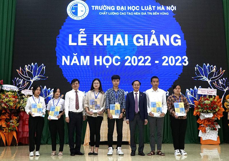 Lãnh đạo Trường đại học Luật Hà Nội và Phân hiệu Trường đại học Luật Hà Nội tại tỉnh Đắk Lắk trao học bổng khuyến khích cho các em sinh viên khóa 47 tại Phân hiệu.