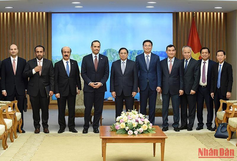 Thủ tướng Phạm Minh Chính và Phó Thủ tướng, Bộ trưởng Ngoại giao Qatar Sheikh Mohammed bin Abdulrahman Al-Thani cùng các đại biểu chụp ảnh chung.