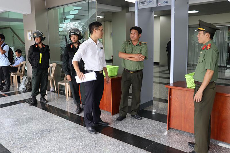 Lực lượng Công an làm nhiệm vụ bảo đảm an ninh trật tự khu vực bên ngoài nơi xét xử.