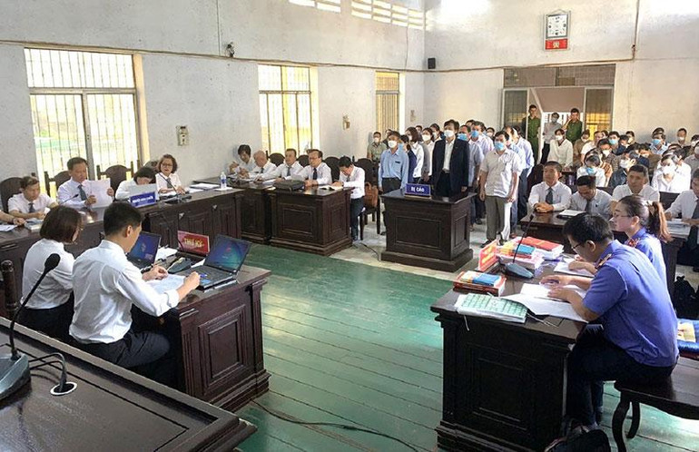 Các luật sư tham gia bào chữa cho các bị cáo.