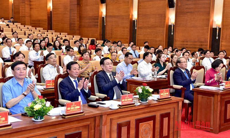 Chủ tịch Quốc hội Vương Đình Huệ cùng các đồng chí lãnh đạo Quốc hội và các đại biểu dự phiên họp. (Ảnh Duy Linh)