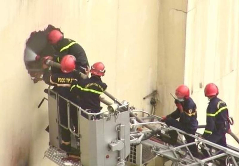 Lực lượng Cảnh sát phòng cháy, chữa cháy và Cứu nạn cứu hộ Công an tỉnh Bình Dương đập tường vào bên trong để cơ sở karaoke để chữa cháy và cứu nạn cứu hộ.