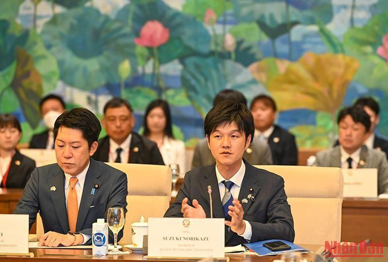 Hạ nghị sĩ Suzuki Norikazu - Quyền Trưởng Ban Thanh niên Đảng LDP phát biểu tại buổi gặp mặt.