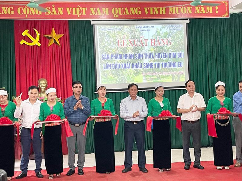 Chủ tịch UBND tỉnh Hòa Bình Bùi Văn Khánh cùng lãnh đạo sở, ban, ngành, huyện Kim Bôi và doanh nghiệp cắt băng khánh thành tại buổi lễ xuất hàng.