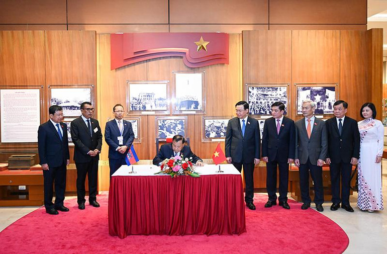 Chủ tịch Thượng viện Vương quốc Campuchia Samdech Say Chhum ghi Sổ vàng lưu niệm tại phòng truyền thống Quốc hội Việt Nam.