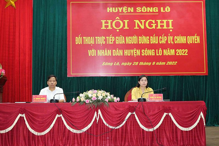 Lãnh đạo Huyện ủy, Ủy ban nhân dân huyện đối thoại với nhân dân.