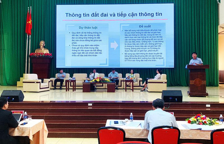 Vấn đề thông tin đất đai và tiếp cận thông tin về đất đai trong thời gian qua còn nhiều bất cập nên các diễn giả tham dự hội thảo đề nghị Luật Đất đai mới cần sửa đổi theo hướng minh bạch hơn.