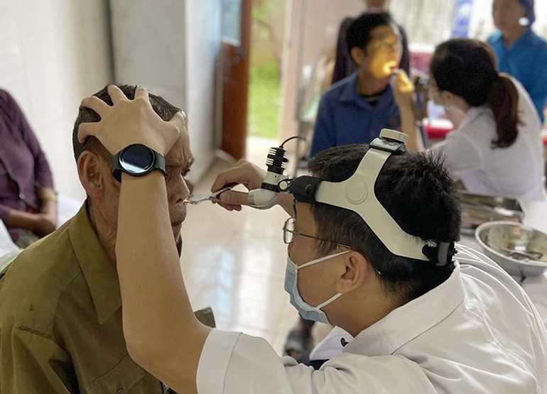 Đồng hành cùng chương trình này, đoàn cán bộ y tế của Bệnh viện Hữu nghị Đa khoa Nghệ An cũng vừa lên xã biên giới Keng Đu, huyện 30a Kỳ Sơn (Nghệ An) thực hiện khám chữa bệnh nhân đạo, cấp thuốc miễn phí cho trên 300 người dân. Chương trình này do Hội Chữ thập đỏ Việt Nam và tỉnh Nghệ An tổ chức.